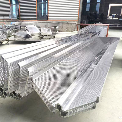 ผ้าคลุมอัลลูมิเนียม perforated สไตล์หรือแผ่นเพดาน customisable เลเซอร์ตัดหรือ CNC การเจาะรูปแบบหรือ perforations